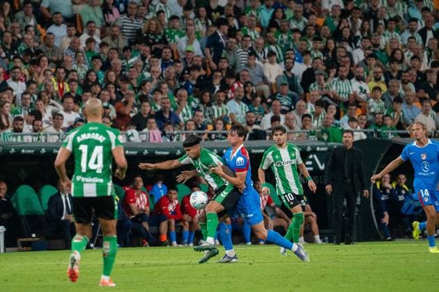 Le Normand (N24) fights for the ball with Cucho Hernández (N19) during La Liga match between Real Betis and Atlético de Madrid at the Estadio de la Cartuja in Seville, Spain Copyright: xAndresxLopezxSheridanxx xSPPx Sportspressphoto_SPR52626