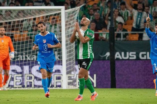 Amrabat (N14) prays to the referee during La Liga match between Real Betis and Atlético de Madrid at the Estadio de la Cartuja in Seville, Spain Copyright: xAndresxLopezxSheridanxx xSPPx Sportspressphoto_SPR52627