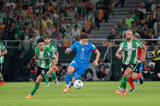 Julian Alvarez (N19) running with the ball during La Liga match between Real Betis and Atlético de Madrid at the Estadio de la Cartuja in Seville, Spain Copyright: xAndresxLopezxSheridanxx xSPPx Sportspressphoto_SPR52628