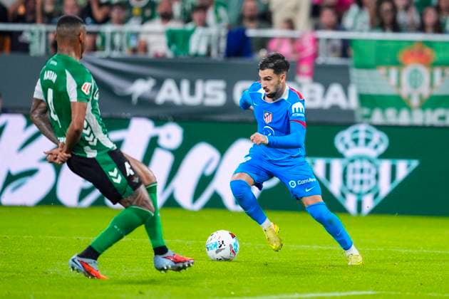 October 27, 2025, Sevilla, Sevilla, SPAIN: Alex Baena of Atletico de Madrid in action during the Spanish league, LaLiga EA Sports, football match played between Real Betis and Atletico de Madrid at La Cartuja stadium on October 27, 2025, in Sevilla, Spain. Sevilla SPAIN - ZUMAa181 20251027_zaa_a181_065 Copyright: xJoaquinxCorcherox