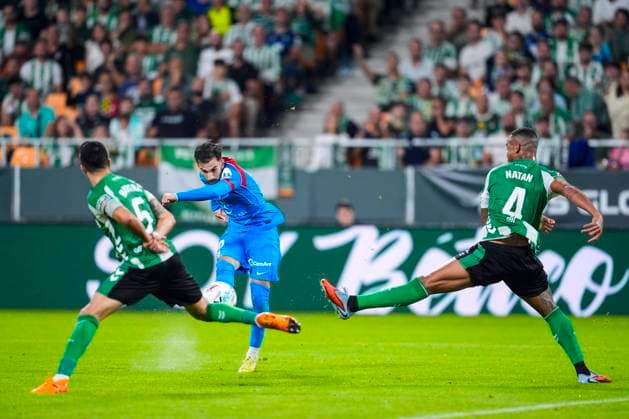 October 27, 2025, Sevilla, Sevilla, SPAIN: Alex Baena of Atletico de Madrid shoots for goal during the Spanish league, LaLiga EA Sports, football match played between Real Betis and Atletico de Madrid at La Cartuja stadium on October 27, 2025, in Sevilla, Spain. Sevilla SPAIN - ZUMAa181 20251027_zaa_a181_071 Copyright: xJoaquinxCorcherox