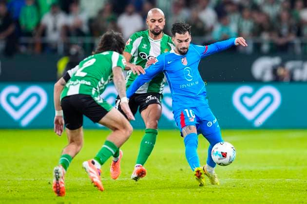 October 27, 2025, Sevilla, Sevilla, SPAIN: Alex Baena of Atletico de Madrid in action during the Spanish league, LaLiga EA Sports, football match played between Real Betis and Atletico de Madrid at La Cartuja stadium on October 27, 2025, in Sevilla, Spain. Sevilla SPAIN - ZUMAa181 20251027_zaa_a181_077 Copyright: xJoaquinxCorcherox