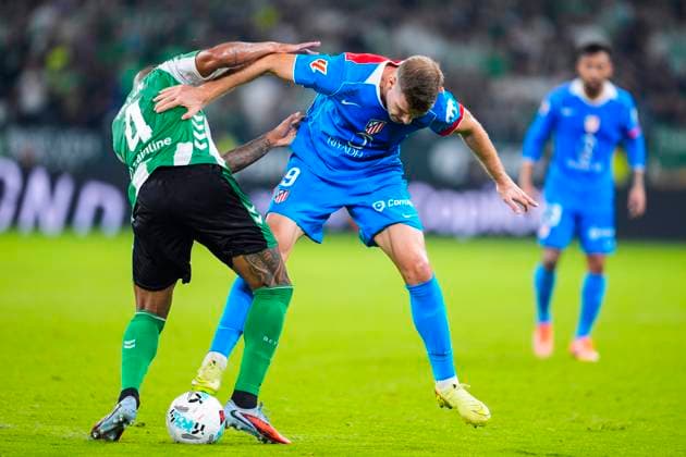 October 27, 2025, Sevilla, Sevilla, SPAIN: Natan de Souza of Real Betis and Alexander Sorloth of Atletico de Madrid in action during the Spanish league, LaLiga EA Sports, football match played between Real Betis and Atletico de Madrid at La Cartuja stadium on October 27, 2025, in Sevilla, Spain. Sevilla SPAIN - ZUMAa181 20251027_zaa_a181_084 Copyright: xJoaquinxCorcherox