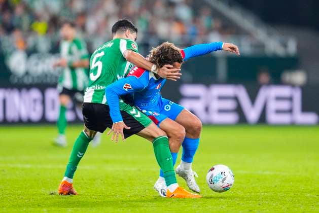 October 27, 2025, Sevilla, Sevilla, SPAIN: Antoine Griezmann of Atletico de Madrid and Marc Bartra of Real Betis in action during the Spanish league, LaLiga EA Sports, football match played between Real Betis and Atletico de Madrid at La Cartuja stadium on October 27, 2025, in Sevilla, Spain. Sevilla SPAIN - ZUMAa181 20251027_zaa_a181_089 Copyright: xJoaquinxCorcherox