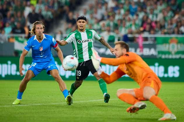 Real Betis Balompie v Club Atletico de Madrid - LaLiga EA Sports SEVILLA, SPAIN - OCTOBER 27: Cucho Hernandez of Real Betis during to the LaLiga EA Sports match between Real Betis Balompie and Club Atletico de Madrid at La Cartuja stadium on October 27, 2025 in Sevilla, Spain. (Photo by Gabriel Colchero Photo Players Images Magara Press) Sevilla La Cartuja Stadium Spain Copyright: xGabrielxColcherox