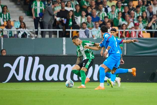 Real Betis Balompie v Club Atletico de Madrid - LaLiga EA Sports SEVILLA, SPAIN - OCTOBER 27: Antony Matheus Dos Santos of Real Betis in action during to the LaLiga EA Sports match between Real Betis Balompie and Club Atletico de Madrid at La Cartuja stadium on October 27, 2025 in Sevilla, Spain. (Photo by Gabriel Colchero Photo Players Images Magara Press) Sevilla La Cartuja Stadium Spain Copyright: xGabrielxColcherox