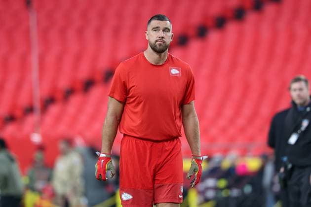 October 27, 2025: Kansas City Chiefs tight end Travis Kelce (87) is seen during warmups before an NFL, American Football Herren, USA football game against the Washington Commanders at GEHA Field at Arrowhead Stadium in Kansas City, MO. CSM Kansas City United States of America - ZUMAc04_ 20251027_zma_c04_018 Copyright: xDavidxSmithx