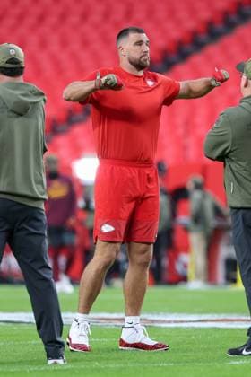 October 27, 2025: Kansas City Chiefs tight end Travis Kelce (87) stretches during warmups before an NFL, American Football Herren, USA football game against the Washington Commanders at GEHA Field at Arrowhead Stadium in Kansas City, MO. CSM Kansas City United States of America - ZUMAc04_ 20251027_zma_c04_023 Copyright: xDavidxSmithx