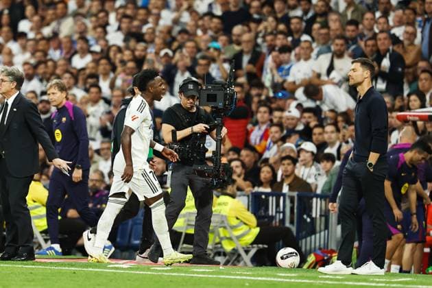 (L-R) Vinicius Junior, Xabi Alonso (Real), OCTOBER 26, 2025 - Football Soccer : Vinicius protest to Xabi Alonso during Spanish LaLiga EA Sports match between Real Madrid CF - FC Barcelona, Barca at the Estadio Santiago Bernabeu in Madrid, Spain. Noxthirdxpartyxsales  aflo_308455259