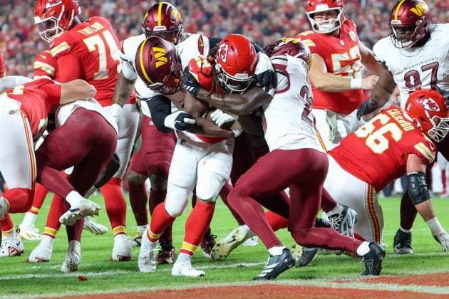 October 27, 2025: Kansas City Chiefs running back Kareem Hunt (29), in red, makes it in for a touchdown against the Washington Commanders during the first half of an NFL, American Football Herren, USA football game at GEHA Field at Arrowhead Stadium in Kansas City, MO. CSM Kansas City United States of America - ZUMAc04_ 20251027_zma_c04_028 Copyright: xDavidxSmithx