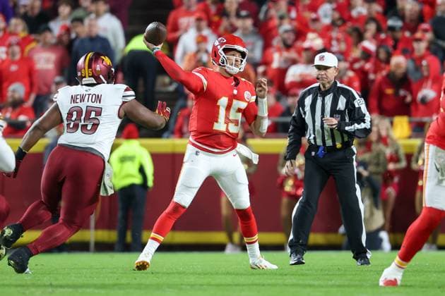 October 27, 2025: Kansas City Chiefs quarterback Patrick Mahomes (15) throws a pass during the first half of an NFL, American Football Herren, USA football game against the Washington Commanders at GEHA Field at Arrowhead Stadium in Kansas City, MO. CSM Kansas City United States of America - ZUMAc04_ 20251027_zma_c04_031 Copyright: xDavidxSmithx