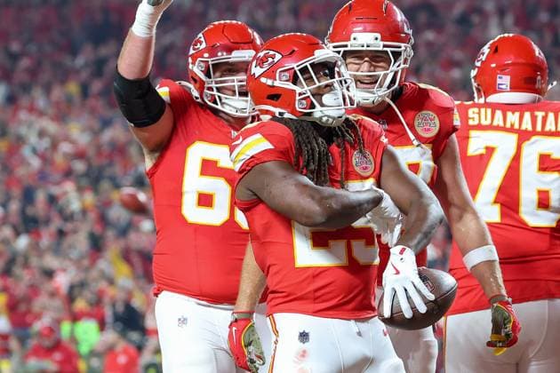 October 27, 2025: Kansas City Chiefs running back Kareem Hunt (29) celebrates his touchdown during the first half of an NFL, American Football Herren, USA football game against the Washington Commanders at GEHA Field at Arrowhead Stadium in Kansas City, MO. CSM Kansas City United States of America - ZUMAc04_ 20251027_zma_c04_035 Copyright: xDavidxSmithx