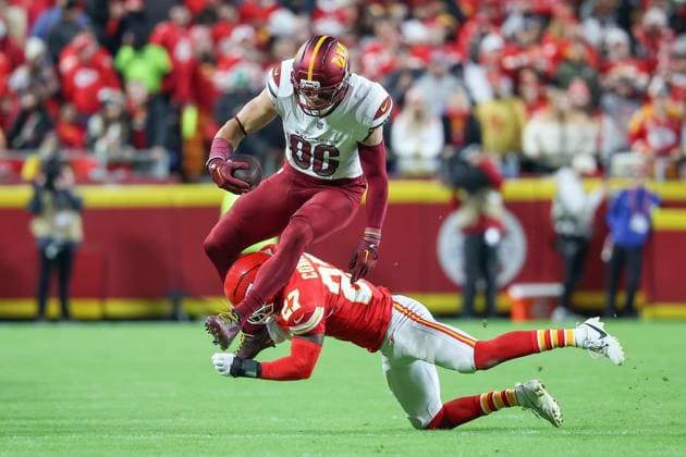 October 27, 2025: Washington Commanders tight end Zach Ertz (86) leaps over Kansas City Chiefs safety Chamarri Conner (27) during the first half of an NFL, American Football Herren, USA football game at GEHA Field at Arrowhead Stadium in Kansas City, MO. CSM Kansas City United States of America - ZUMAc04_ 20251027_zma_c04_041 Copyright: xDavidxSmithx