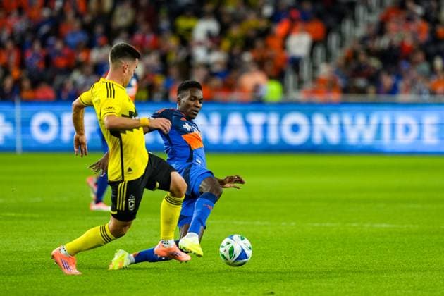 October 27, 2025, Cincinnati, Ogio, USA: FC Cincinnati midfielder Samuel Gidi (11) dives in to try and win the ball from Columbus Crew midfielder Dylan Chambost (7) during an MLS, Fussball Herren, USA playoff game at TQL Stadium Cincinnati USA - ZUMAt168 20251027_zsp_t168_002 Copyright: xTrentxPattersonx