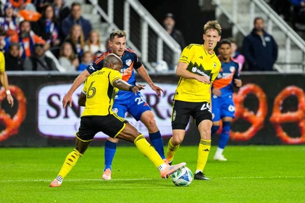 October 27, 2025, Cincinnati, Ogio, USA: Columbus Crew midfielder Darlington Nagbe (6) blocks a pass from FC Cincinnati midfielder Pavel Bucha (20) in the box during an MLS, Fussball Herren, USA playoff game at TQL Stadium Cincinnati USA - ZUMAt168 20251027_zsp_t168_004 Copyright: xTrentxPattersonx