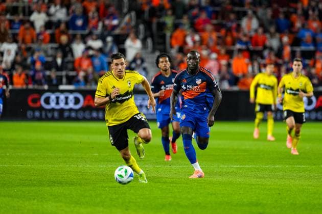 October 27, 2025, Cincinnati, Ogio, USA: Columbus Crew defender Malte Amundsen (18) and FC Cincinnati forward Ko vin Denkey (9) run onto a through ball.during an MLS, Fussball Herren, USA playoff game at TQL Stadium Cincinnati USA - ZUMAt168 20251027_zsp_t168_011 Copyright: xTrentxPattersonx