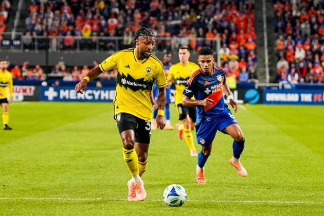 October 27, 2025, Cincinnati, Ogio, USA: Columbus Crew defender Steven Moreira (31) looks for options while FC Cincinnati forward Brenner (8) rushes to challenge during an MLS, Fussball Herren, USA playoff game at TQL Stadium Cincinnati USA - ZUMAt168 20251027_zsp_t168_014 Copyright: xTrentxPattersonx