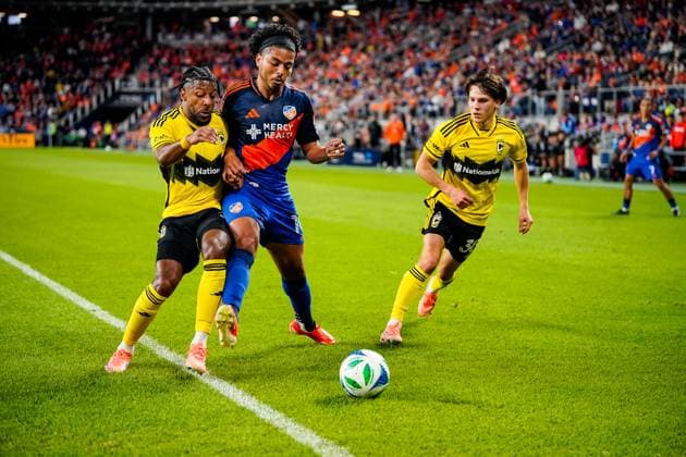 October 27, 2025, Cincinnati, Ogio, USA: Columbus Crew defender Steven Moreira (31) and FC Cincinnati midfielder Evander (10) go shoulder to shoulder to try and win a 50 50 ball during an MLS, Fussball Herren, USA playoff game at TQL Stadium Cincinnati USA - ZUMAt168 20251027_zsp_t168_018 Copyright: xTrentxPattersonx