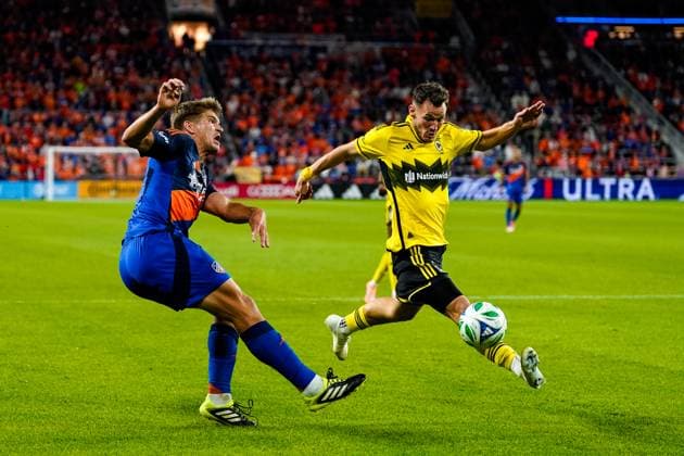 October 27, 2025, Cincinnati, Ogio, USA: FC Cincinnati defender Nick Hagglund (4) crosses the ball that was blocked by Columbus Crew midfielder DoÂ¡niel Gazdag (8) during an MLS, Fussball Herren, USA playoff game at TQL Stadium Cincinnati USA - ZUMAt168 20251027_zsp_t168_019 Copyright: xTrentxPattersonx