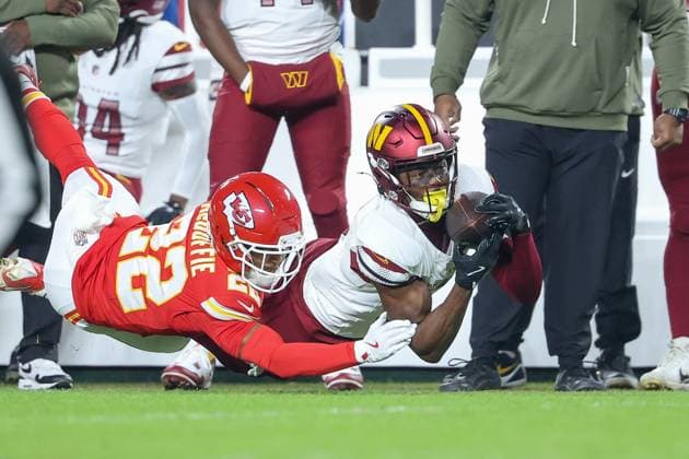 October 27, 2025: Washington Commanders wide receiver Terry McLaurin (17) makes a catch for a first down defended by Kansas City Chiefs cornerback Trent McDuffie (22) during the second half of an NFL, American Football Herren, USA football game at GEHA Field at Arrowhead Stadium in Kansas City, MO. CSM Kansas City United States of America - ZUMAc04_ 20251027_zma_c04_050 Copyright: xDavidxSmithx