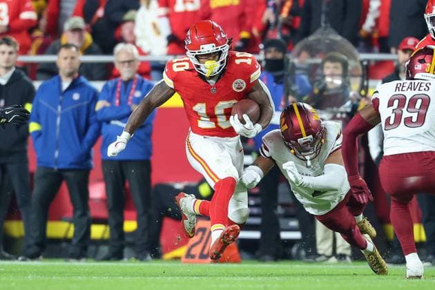 October 27, 2025: Kansas City Chiefs running back Isiah Pacheco (10) runs the ball for a first down during the second half of an NFL, American Football Herren, USA football game against the Washington Commanders at GEHA Field at Arrowhead Stadium in Kansas City, MO. CSM Kansas City United States of America - ZUMAc04_ 20251027_zma_c04_063 Copyright: xDavidxSmithx