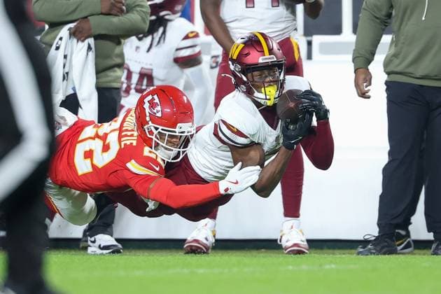 October 27, 2025: Washington Commanders wide receiver Terry McLaurin (17) makes a catch for a first down defended by Kansas City Chiefs cornerback Trent McDuffie (22) during the second half of an NFL, American Football Herren, USA football game at GEHA Field at Arrowhead Stadium in Kansas City, MO. CSM Kansas City United States of America - ZUMAc04_ 20251027_zma_c04_066 Copyright: xDavidxSmithx