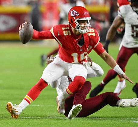 October 27, 2025, Kansas City, Mo, USA: Kansas City Chiefs quarterback Patrick Mahomes (15) is sacked by Washington Commanders defensive end Jacob Martin (55) in the first quarter on Monday, Oct. 27, 2025, at GEHA Field at Arrowhead Stadium in Kansas City, Missouri. Kansas City USA - ZUMAm67_ 20251027_zaf_m67_007 Copyright: xDominickxWilliamsx
