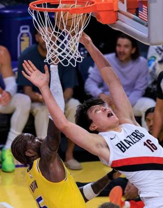 October 27, 2025, Los Angeles, California, USA: Deandre Ayton 5 of the Los Angeles Lakers fouls Yang Hansen 16 of the Portland Trail Blazers as he goes for a basket during their regular season NBA, Basketball Herren, USA game on Monday October 27, 2025 at Crypto.com Arena in Los Angeles, California. JAVIER ROJAS PI Los Angeles USA - ZUMAp124 20251027_zaa_p124_027 Copyright: xJavierxRojasx