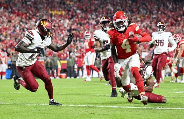 October 27, 2025, Kansas City, Mo, USA: Kansas City Chiefs wide receiver Rashee Rice (4) runs pas the defense of Washington Commanders safety Tyler Owens (18) and safety Quan Martin (20) to score a touchdown in the fourth quarter on Monday, Oct. 27, 2025, at GEHA Field at Arrowhead Stadium in Kansas City, Missouri. Kansas City USA - ZUMAm67_ 20251027_zaf_m67_006 Copyright: xEmilyxCurielx