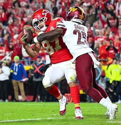 October 27, 2025, Kansas City, Mo, USA: Kansas City Chiefs tight end Travis Kelce (87) catches a pass for a touchdown while in the grasp of Washington Commanders safety Darnell Savage (25) in the third quarter on Monday, Oct. 27, 2025, at GEHA Field at Arrowhead Stadium in Kansas City, Missouri. Kelce tied the Chiefs all-time record for touchdowns with the score. Kansas City USA - ZUMAm67_ 20251027_zaf_m67_008 Copyright: xDominickxWilliamsx