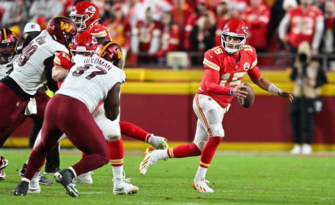 October 27, 2025, Kansas City, Mo, USA: Kansas City Chiefs quarterback Patrick Mahomes (15) scrambles to look for an open receiver in the second half against the Washington Commanders on Monday, Oct. 27, 2025, at GEHA Field at Arrowhead Stadium in Kansas City, Missouri. Kansas City USA - ZUMAm67_ 20251027_zaf_m67_011 Copyright: xEmilyxCurielx