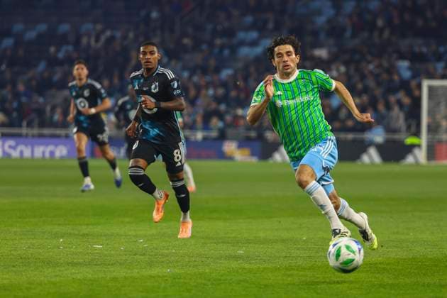 October 27, 2025, St. Paul, Minnesota, United States: Seattle player PAUL ARRIOLA chases the ball in the open field. The first round of the MLS, Fussball Herren, USA Cup Playoffs between the Minnesota United and the Seattle Sounders took place at Allianz Field in St. Paul Minnesota on October 27th 2025. Minnesota United won the game in a penalty shootout 3 successful shots to 2 after a 0-0 draw in regular time. St. Paul United States - ZUMAt166 20251027_zsp_t166_002 Copyright: xMichaelxTurnerx