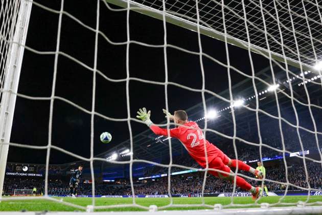 October 27, 2025, St. Paul, Minnesota, United States: Seattle goalkeeper STEFAN FREI dives for the ball. The first round of the MLS, Fussball Herren, USA Cup Playoffs between the Minnesota United and the Seattle Sounders took place at Allianz Field in St. Paul Minnesota on October 27th 2025. Minnesota United won the game in a penalty shootout 3 successful shots to 2 after a 0-0 draw in regular time. St. Paul United States - ZUMAt166 20251027_zsp_t166_024 Copyright: xMichaelxTurnerx