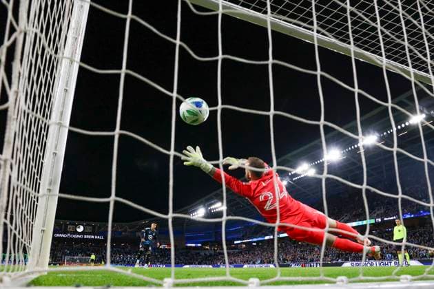 October 27, 2025, St. Paul, Minnesota, United States: The ball passes Seattle goalkeeper STEFAN FREI for a goal. The first round of the MLS, Fussball Herren, USA Cup Playoffs between the Minnesota United and the Seattle Sounders took place at Allianz Field in St. Paul Minnesota on October 27th 2025. Minnesota United won the game in a penalty shootout 3 successful shots to 2 after a 0-0 draw in regular time. St. Paul United States - ZUMAt166 20251027_zsp_t166_032 Copyright: xMichaelxTurnerx