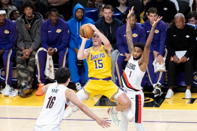 October 27, 2025, Los Angeles, California, USA: Los Angeles LakersÃ¢â‚¬â ¢ Austin Reaves (15) shoots against Portland Trail Blazers Yang Hansen (16) during an NBA, Basketball Herren, USA basketball game, in Los Angeles Monday, Oct. 27, 2025. Los Angeles USA - ZUMAc68_ 20251027_zaf_c68_048 Copyright: xRingoxChiux