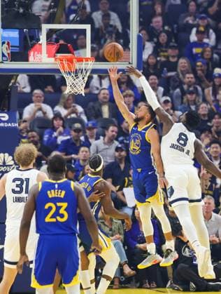 (251028) -- SAN FRANCISCO, Oct. 28, 2025 -- Stephen Curry (2nd R) of Golden State Warriors goes for a lay-up during the 2025-2026 NBA, Basketball Herren, USA regular season match between Golden State Warriors and Memphis Grizzlies in San Francisco, the United States, on Oct. 27, 2025. (Photo by Xinhua) (SP)U.S.-SAN FRANCISCO-BASKETBALL-NBA-WARRIORS VS GRIZZLIES ArthurxDong 