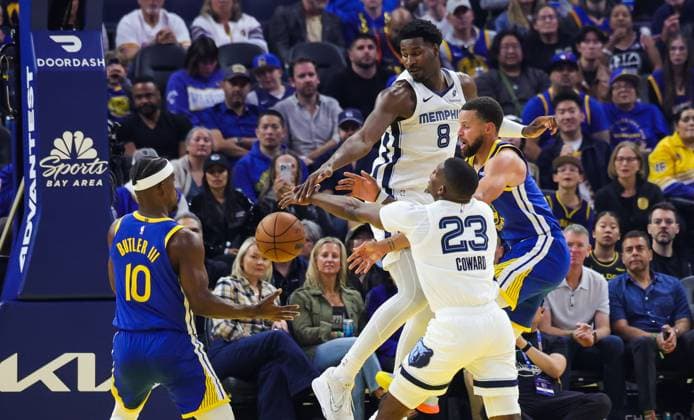 (251028) -- SAN FRANCISCO, Oct. 28, 2025 -- Stephen Curry (1st R) and Jimmy Butler III (1st L) of Golden State Warriors fight for the ball with Jaren Jackson Jr. (top) and Cedric Coward of Memphis Grizzlies during the 2025-2026 NBA, Basketball Herren, USA regular season match between Golden State Warriors and Memphis Grizzlies in San Francisco, the United States, on Oct. 27, 2025. (Photo by Xinhua) (SP)U.S.-SAN FRANCISCO-BASKETBALL-NBA-WARRIORS VS GRIZZLIES ArthurxDong 