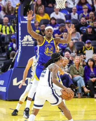 (251028) -- SAN FRANCISCO, Oct. 28, 2025 -- Jimmy Butler III (top) of Golden State Warriors defends during the 2025-2026 NBA, Basketball Herren, USA regular season match between Golden State Warriors and Memphis Grizzlies in San Francisco, the United States, on Oct. 27, 2025. (Photo by Xinhua) (SP)U.S.-SAN FRANCISCO-BASKETBALL-NBA-WARRIORS VS GRIZZLIES ArthurxDong 