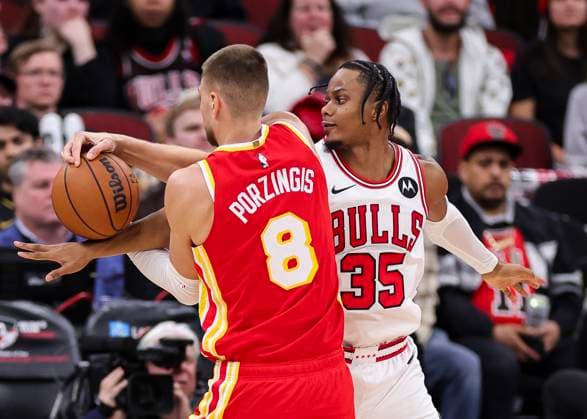 (251028) -- CHICAGO, Oct. 28, 2025 -- Isaac Okoro (R) of Chicago Bulls and Kristaps Porzingis of Atlanta Hawks fight for the ball during the NBA, Basketball Herren, USA regular season basketball game between Chicago Bulls and Atlanta Hawks at United Center in Chicago, the United States, on Oct. 27, 2025. (Photo by Xinhua) (SP)U.S.-CHICAGO-BASKETBALL-NBA-CHICAGO BULLS VS ATLANTA HAWKS JoelxLerner 