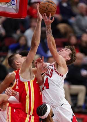 (251028) -- CHICAGO, Oct. 28, 2025 -- Matas Buzelis (R) of Chicago Bulls goes for a lay-up against Kristaps Porzingis of Atlanta Hawks during the NBA, Basketball Herren, USA regular season basketball game between Chicago Bulls and Atlanta Hawks at United Center in Chicago, the United States, on Oct. 27, 2025. (Photo by Xinhua) (SP)U.S.-CHICAGO-BASKETBALL-NBA-CHICAGO BULLS VS ATLANTA HAWKS JoelxLerner 