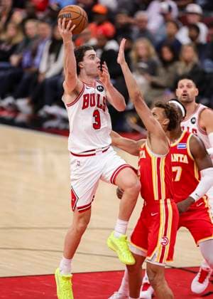 (251028) -- CHICAGO, Oct. 28, 2025 -- Josh Giddey (L) of Chicago Bulls goes for a lay-up during the NBA, Basketball Herren, USA regular season basketball game between Chicago Bulls and Atlanta Hawks at United Center in Chicago, the United States, on Oct. 27, 2025. (Photo by Xinhua) (SP)U.S.-CHICAGO-BASKETBALL-NBA-CHICAGO BULLS VS ATLANTA HAWKS JoelxLerner 