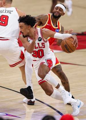 (251028) -- CHICAGO, Oct. 28, 2025 -- Tre Jones (front) of Chicago Bulls breaks through during the NBA, Basketball Herren, USA regular season basketball game between Chicago Bulls and Atlanta Hawks at United Center in Chicago, the United States, on Oct. 27, 2025. (Photo by Xinhua) (SP)U.S.-CHICAGO-BASKETBALL-NBA-CHICAGO BULLS VS ATLANTA HAWKS JoelxLerner 
