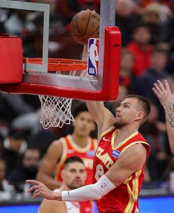 (251028) -- CHICAGO, Oct. 28, 2025 -- Kristaps Porzingis of Atlanta Hawks dunks during the NBA, Basketball Herren, USA regular season basketball game between Chicago Bulls and Atlanta Hawks at United Center in Chicago, the United States, on Oct. 27, 2025. (Photo by Xinhua) (SP)U.S.-CHICAGO-BASKETBALL-NBA-CHICAGO BULLS VS ATLANTA HAWKS JoelxLerner 