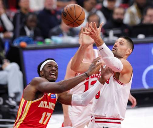 (251028) -- CHICAGO, Oct. 28, 2025 -- Onyeka Okongwu (L) of Atlanta Hawks defends Nikola Vucevic of Chicago Bulls during the NBA, Basketball Herren, USA regular season basketball game between Chicago Bulls and Atlanta Hawks at United Center in Chicago, the United States, on Oct. 27, 2025. (Photo by Xinhua) (SP)U.S.-CHICAGO-BASKETBALL-NBA-CHICAGO BULLS VS ATLANTA HAWKS JoelxLerner 