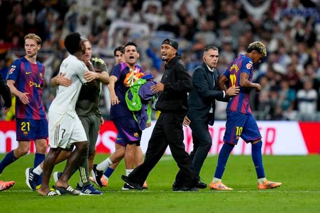ESP: Real Madrid CF - FC Barcelona, Barca La Liga EA Sports. Date 10 Vinicius Junior of Real Madrid CF and Lamine Yamal of FC Barcelona during the La Liga EA Sports match between Real Madrid CF and FC Barcelona played at Santiago Bernabeu Stadium on October 26, 2025 in Madrid. kpng Copyright: xCesarxCebollax xPRESSINx PS_251026_RMA_BAR_749