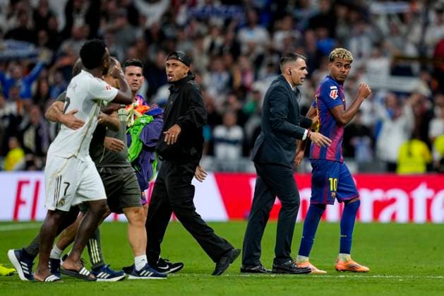 ESP: Real Madrid CF - FC Barcelona, Barca La Liga EA Sports. Date 10 Vinicius Junior of Real Madrid CF and Lamine Yamal of FC Barcelona during the La Liga EA Sports match between Real Madrid CF and FC Barcelona played at Santiago Bernabeu Stadium on October 26, 2025 in Madrid. kpng Copyright: xCesarxCebollax xPRESSINx PS_251026_RMA_BAR_750