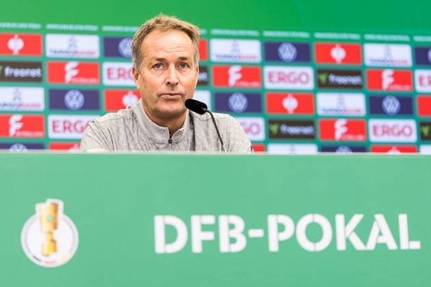 LEVERKUSEN, GERMANY - OCTOBER 28: Kasper Hjulmand (Head coach Bayer 04 Leverkusen) during the press conference, PK, Pressekonferenz before the DFB Pokal match between Bayer 04 Leverkusen and SC Paderborn at BayArena on October 28, 2025 in Leverkusen, Germany. DFL REGULATIONS PROHIBIT ANY USE OF PHOTOGRAPHS AS IMAGE SEQUENCES AND OR QUASI-VIDEO. North Rhine Westphalia Germany Copyright: xBEAUTIFULxSPORTS Wunderlx