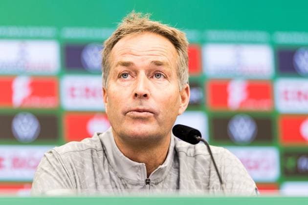 Press conference Bayer 04 Leverkusen, 28 10 2025 LEVERKUSEN, GERMANY OCTOBER 28 Kasper Hjulmand Head coach Bayer 04 Leverkusen during the press conference before the DFB Pokal match between Bayer 04 Leverkusen and SC Paderborn at BayArena on October 28, 2025 in Leverkusen, Germany DFL REGULATIONS PROHIBIT ANY USE OF PHOTOGRAPHS AS IMAGE SEQUENCES AND OR QUASI VIDEO Copyright: xBEAUTIFULxSPORTS Wunderlx