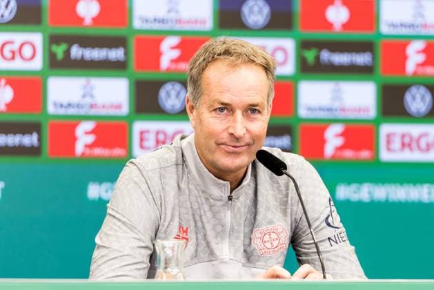 LEVERKUSEN, GERMANY - OCTOBER 28: Kasper Hjulmand (Head coach Bayer 04 Leverkusen) during the press conference, PK, Pressekonferenz before the DFB Pokal match between Bayer 04 Leverkusen and SC Paderborn at BayArena on October 28, 2025 in Leverkusen, Germany. DFL REGULATIONS PROHIBIT ANY USE OF PHOTOGRAPHS AS IMAGE SEQUENCES AND OR QUASI-VIDEO. North Rhine Westphalia Germany Copyright: xBEAUTIFULxSPORTS Wunderlx
