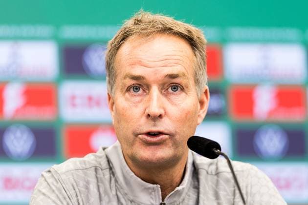 Press conference Bayer 04 Leverkusen, 28 10 2025 LEVERKUSEN, GERMANY OCTOBER 28 Kasper Hjulmand Head coach Bayer 04 Leverkusen during the press conference before the DFB Pokal match between Bayer 04 Leverkusen and SC Paderborn at BayArena on October 28, 2025 in Leverkusen, Germany DFL REGULATIONS PROHIBIT ANY USE OF PHOTOGRAPHS AS IMAGE SEQUENCES AND OR QUASI VIDEO Copyright: xBEAUTIFULxSPORTS Wunderlx